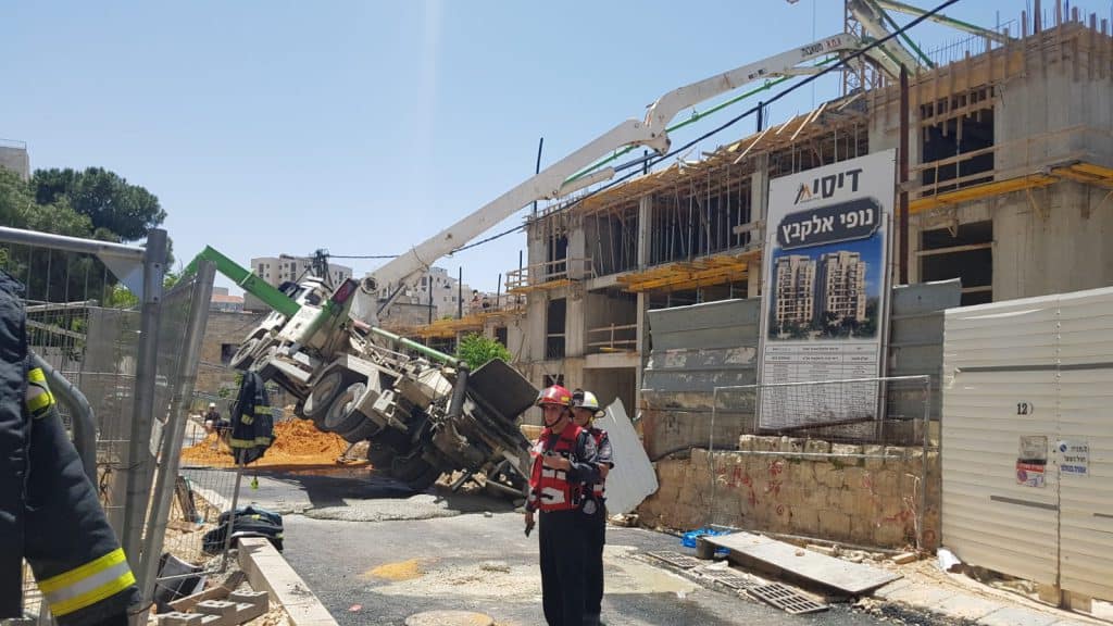 צפו: נס גדול - המשאית התהפכה רגע אחרי שהילדים עברו