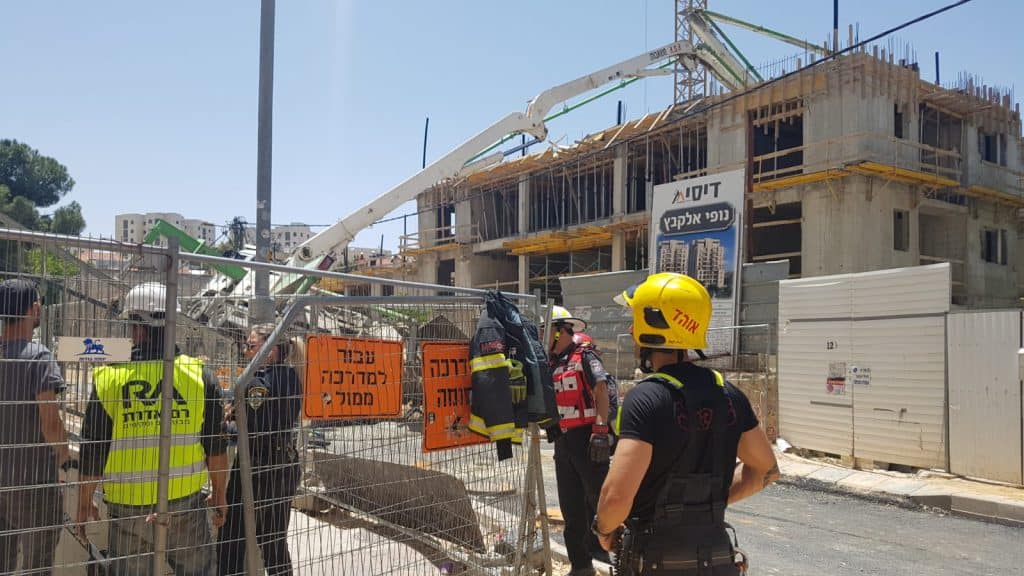 צפו: נס גדול - המשאית התהפכה רגע אחרי שהילדים עברו