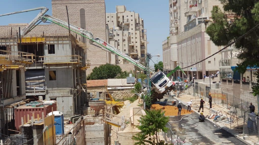 צפו: נס גדול - המשאית התהפכה רגע אחרי שהילדים עברו