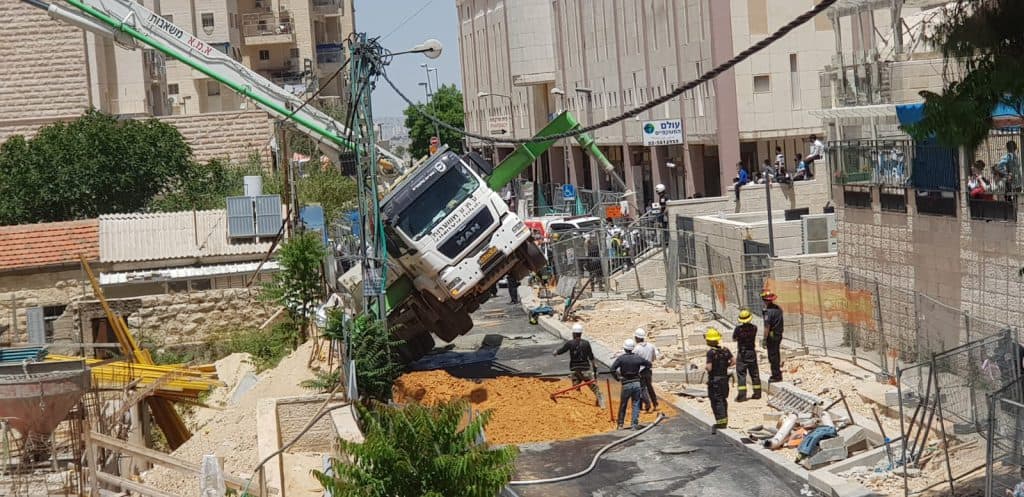 צפו: נס גדול - המשאית התהפכה רגע אחרי שהילדים עברו