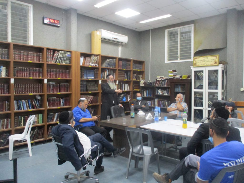 סערה במושב עוצם: מסיונר קיצוני מטיף לנצרות מפיץ את אמונתו • צפו סערה במושב עוצם: מסיונר קיצוני מטיף לנצרות מפיץ את אמונתו • צפו