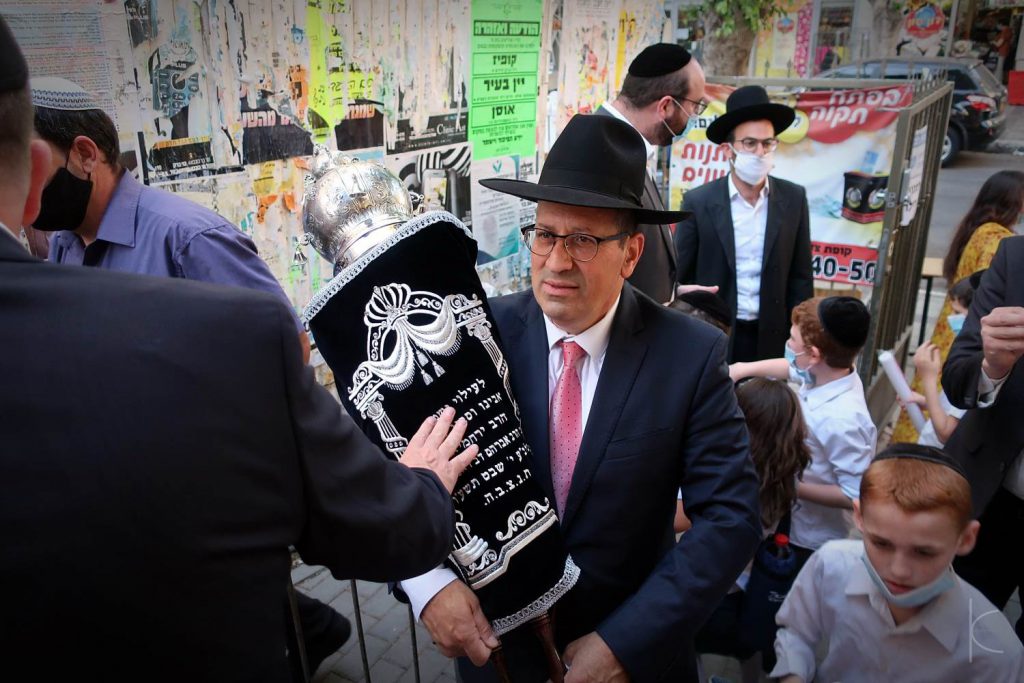 העיר פתח תקוה חגגה בהכנסת ספר תורה ל'כולל של גדולי הדור'