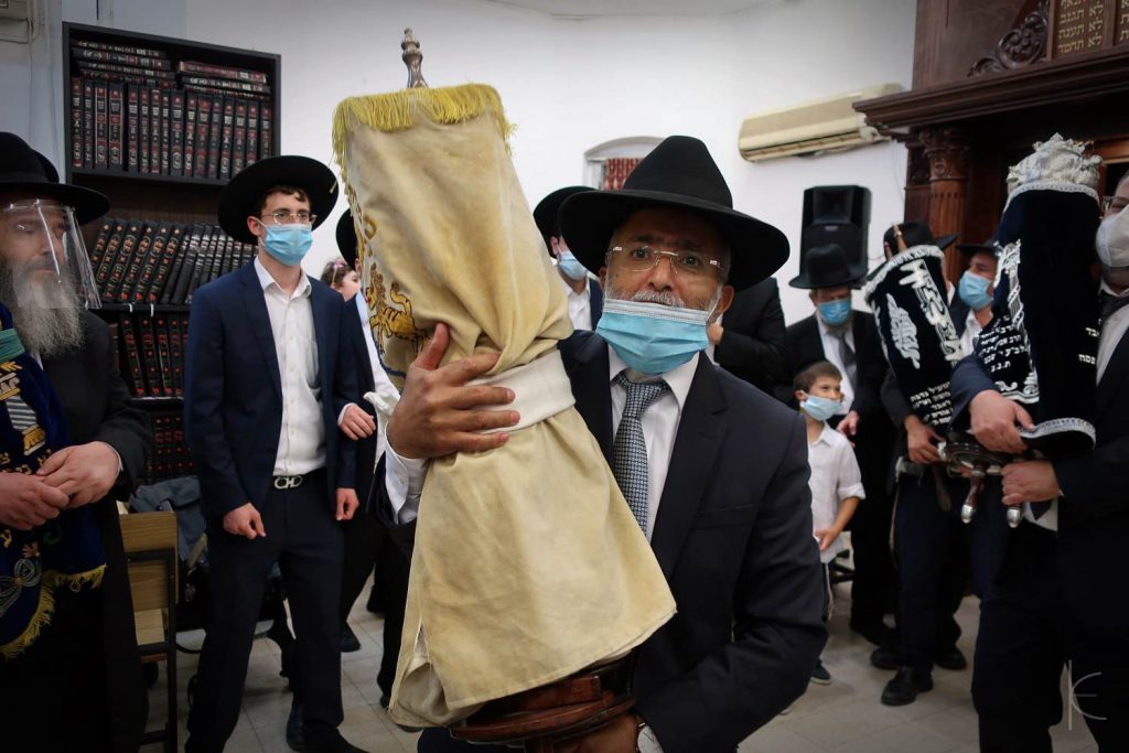 העיר פתח תקוה חגגה בהכנסת ספר תורה ל'כולל של גדולי הדור'