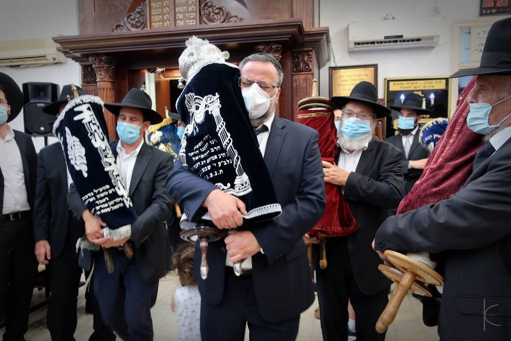 העיר פתח תקוה חגגה בהכנסת ספר תורה ל'כולל של גדולי הדור'