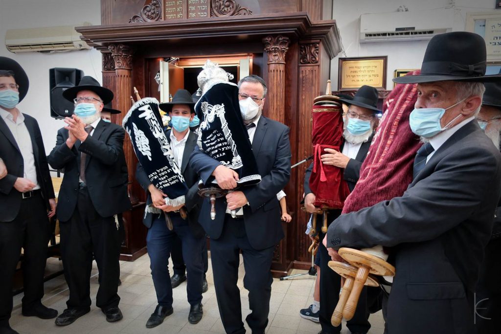 העיר פתח תקוה חגגה בהכנסת ספר תורה ל'כולל של גדולי הדור'