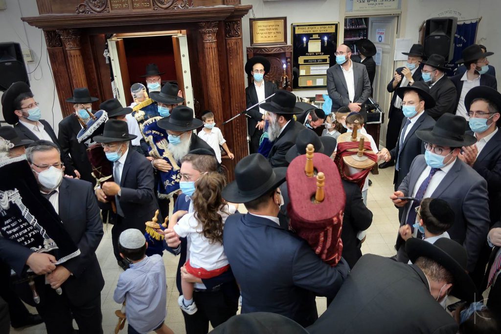 העיר פתח תקוה חגגה בהכנסת ספר תורה ל'כולל של גדולי הדור'