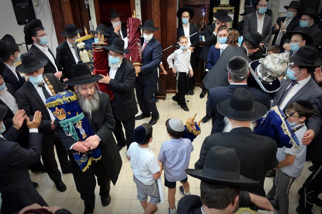 העיר פתח תקוה חגגה בהכנסת ספר תורה ל'כולל של גדולי הדור'