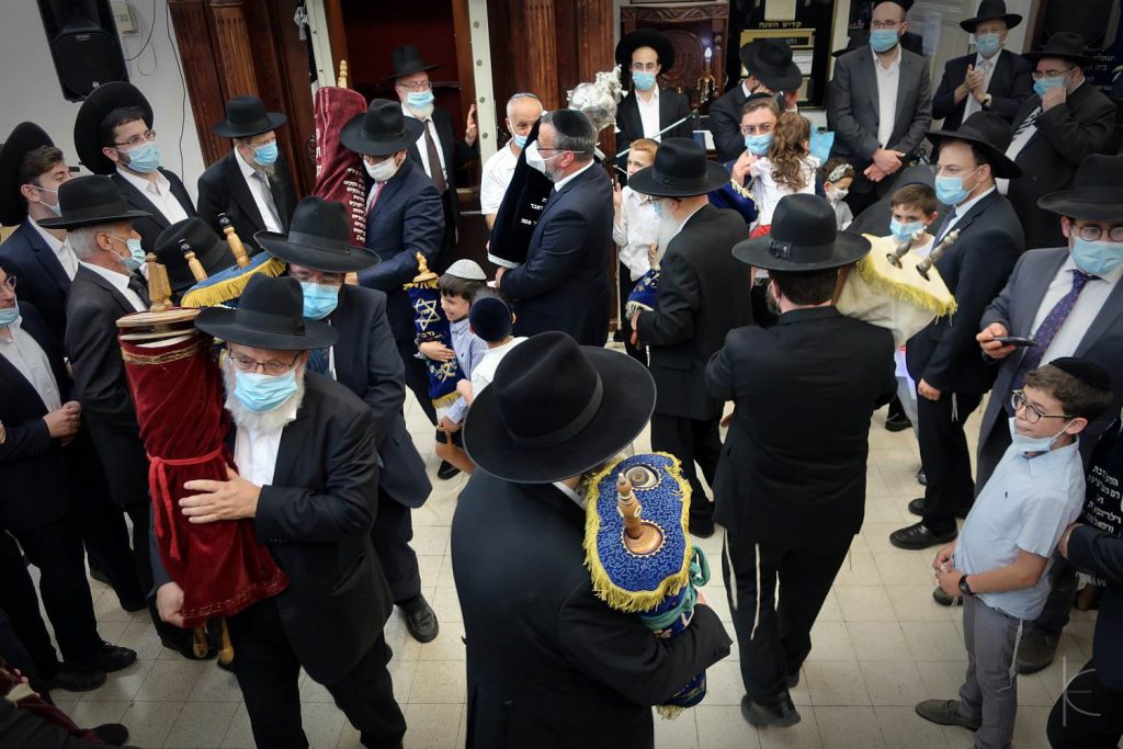 העיר פתח תקוה חגגה בהכנסת ספר תורה ל'כולל של גדולי הדור'