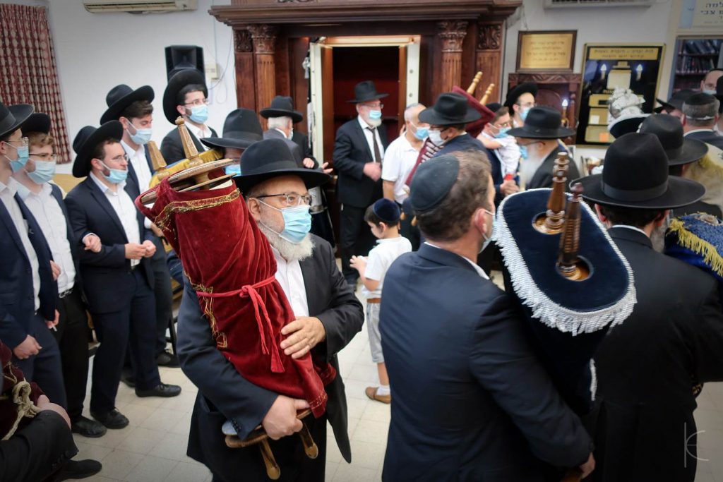 העיר פתח תקוה חגגה בהכנסת ספר תורה ל'כולל של גדולי הדור'