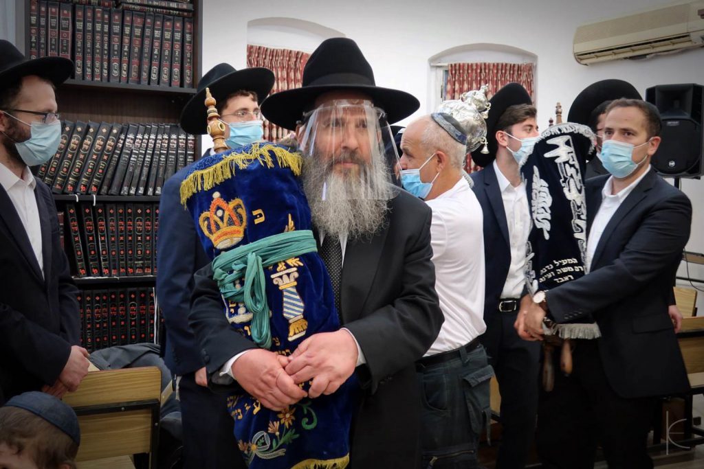 העיר פתח תקוה חגגה בהכנסת ספר תורה ל'כולל של גדולי הדור'