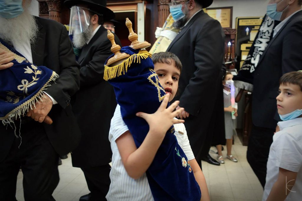 העיר פתח תקוה חגגה בהכנסת ספר תורה ל'כולל של גדולי הדור'