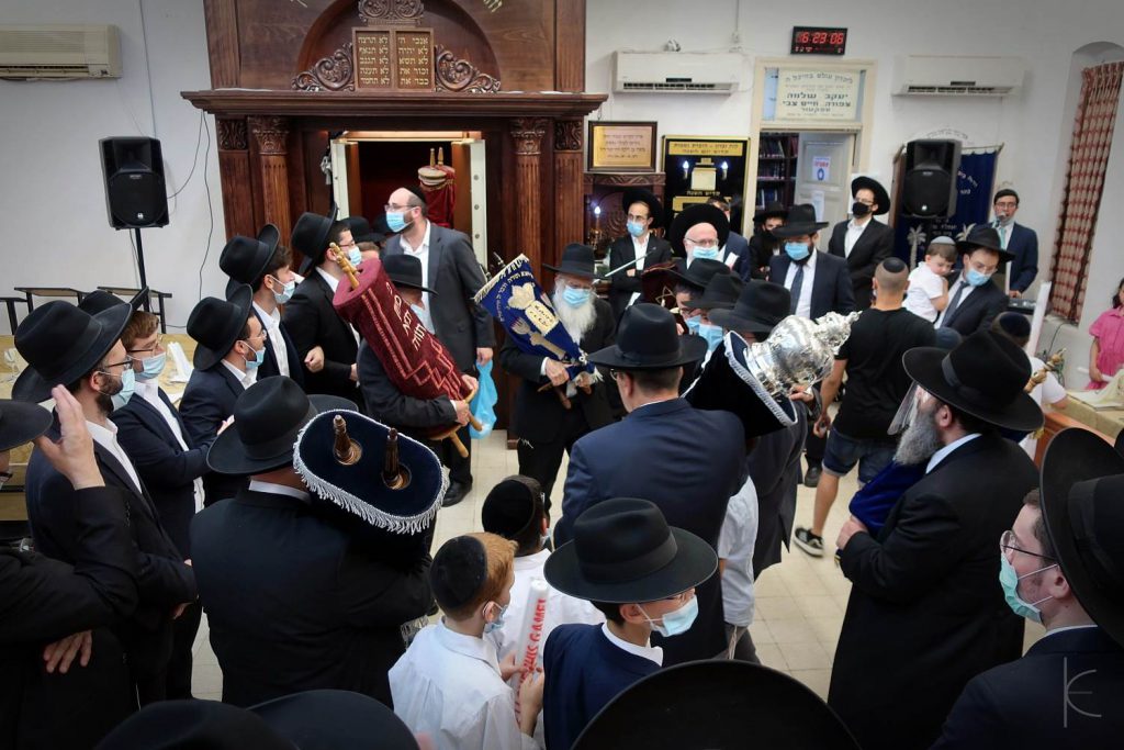 העיר פתח תקוה חגגה בהכנסת ספר תורה ל'כולל של גדולי הדור'