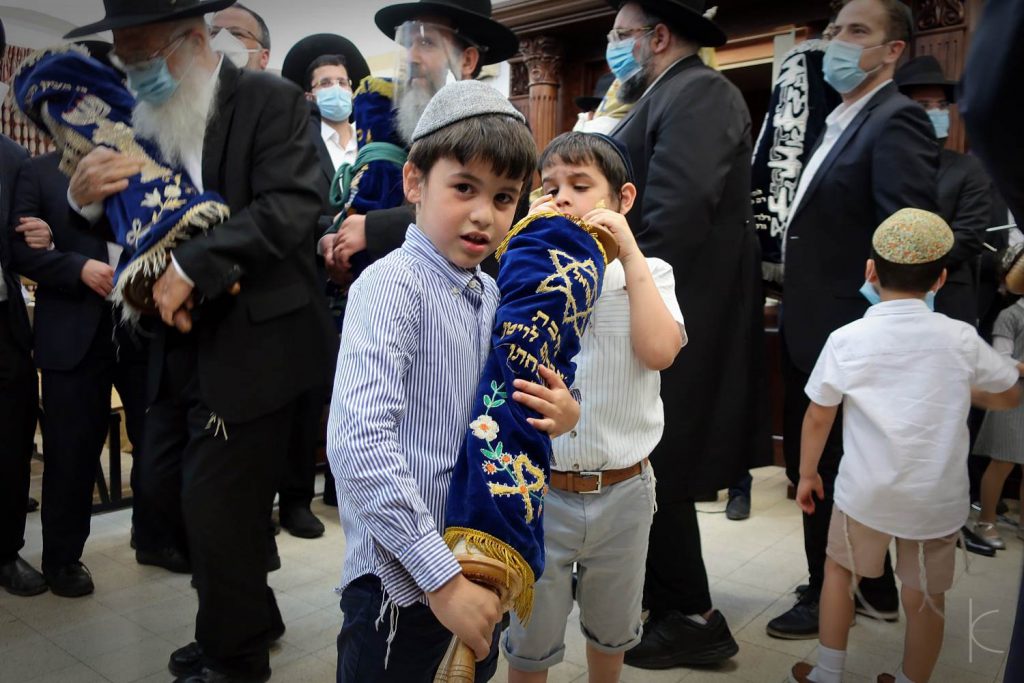 העיר פתח תקוה חגגה בהכנסת ספר תורה ל'כולל של גדולי הדור'