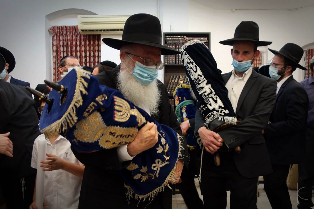 העיר פתח תקוה חגגה בהכנסת ספר תורה ל'כולל של גדולי הדור'