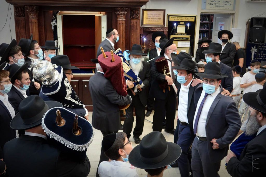 העיר פתח תקוה חגגה בהכנסת ספר תורה ל'כולל של גדולי הדור'