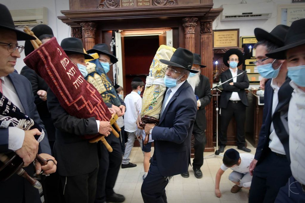 העיר פתח תקוה חגגה בהכנסת ספר תורה ל'כולל של גדולי הדור'