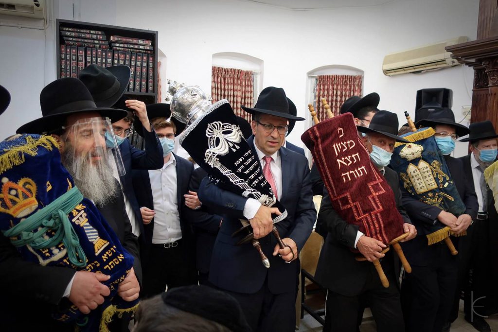 העיר פתח תקוה חגגה בהכנסת ספר תורה ל'כולל של גדולי הדור'