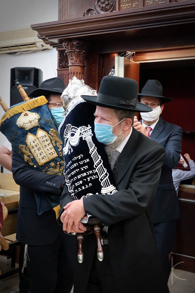 העיר פתח תקוה חגגה בהכנסת ספר תורה ל'כולל של גדולי הדור'