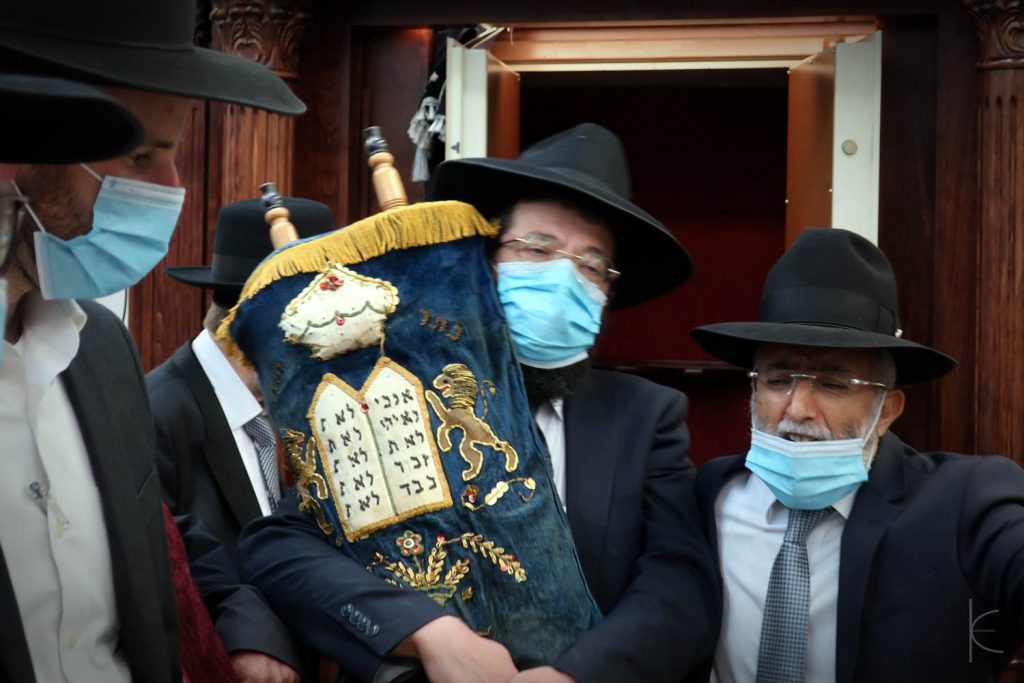 העיר פתח תקוה חגגה בהכנסת ספר תורה ל'כולל של גדולי הדור'