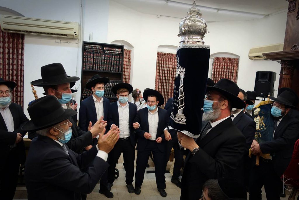 העיר פתח תקוה חגגה בהכנסת ספר תורה ל'כולל של גדולי הדור'