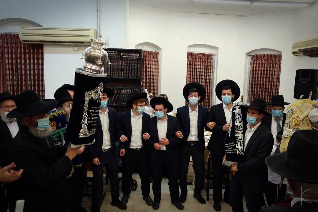 העיר פתח תקוה חגגה בהכנסת ספר תורה ל'כולל של גדולי הדור'