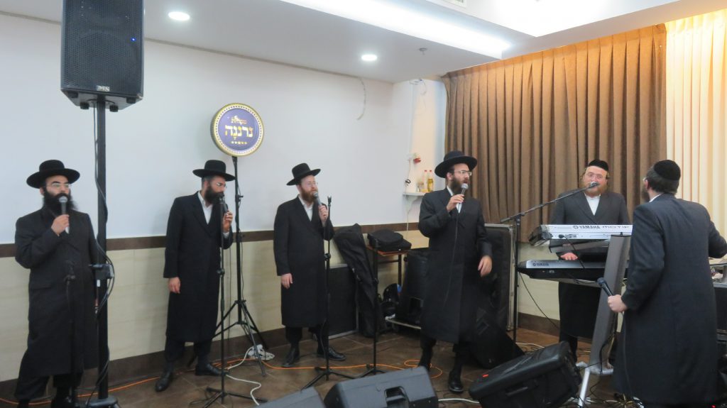 תיעוד: בחורי 'כנסת יצחק' חגגו את הוצאת ספר החבורות במסכת יבמות