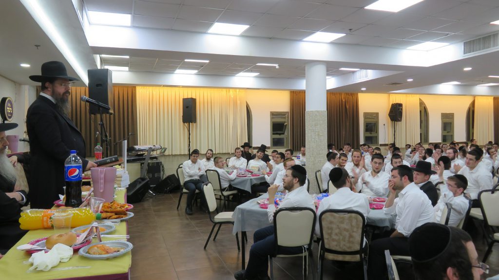 תיעוד: בחורי 'כנסת יצחק' חגגו את הוצאת ספר החבורות במסכת יבמות