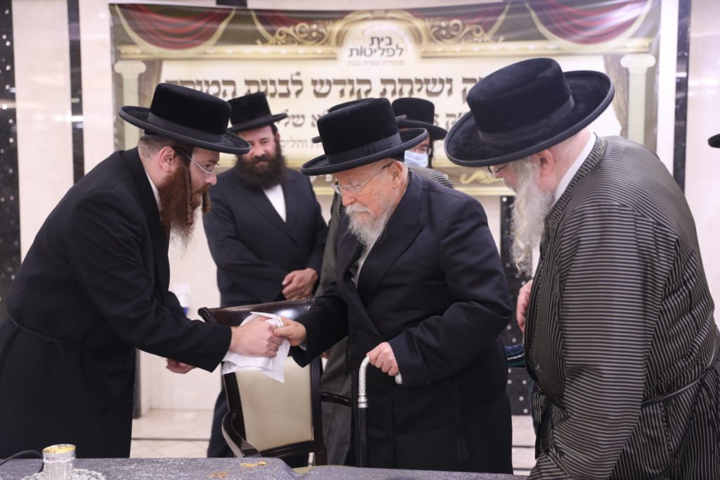 האדמו"ר מביאלא בביקור ושיחת חיזוק במוסד "בית לפליטות" בירושלים