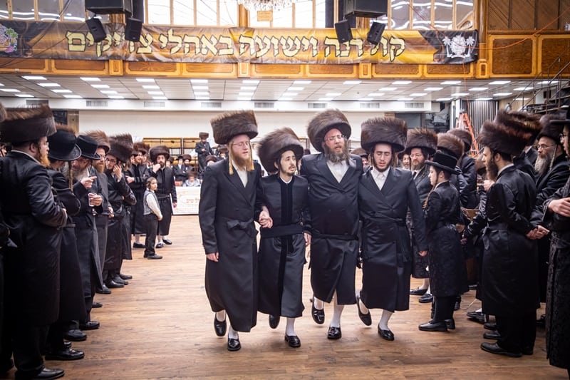 תיעוד: שמחת בית סאטמר; הערב מסיבת הודיה לשורדי הקורונה • הפרטים