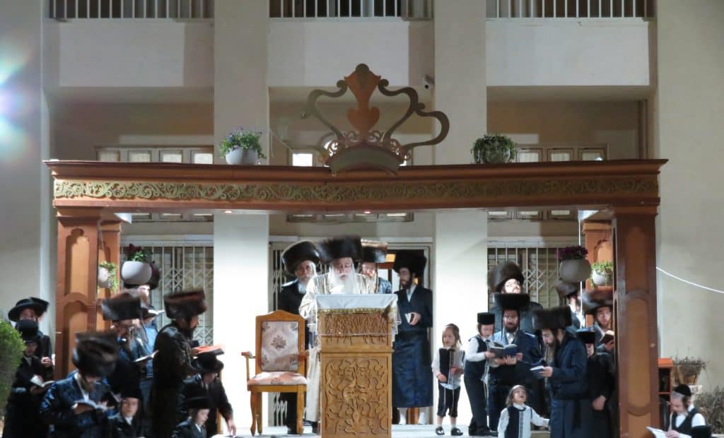 חג השבועות בצאנז: למרות חולשתו האדמו"ר יצא לתפילות חג השבועות בצאנז: למרות חולשתו האדמו"ר יצא לתפילות