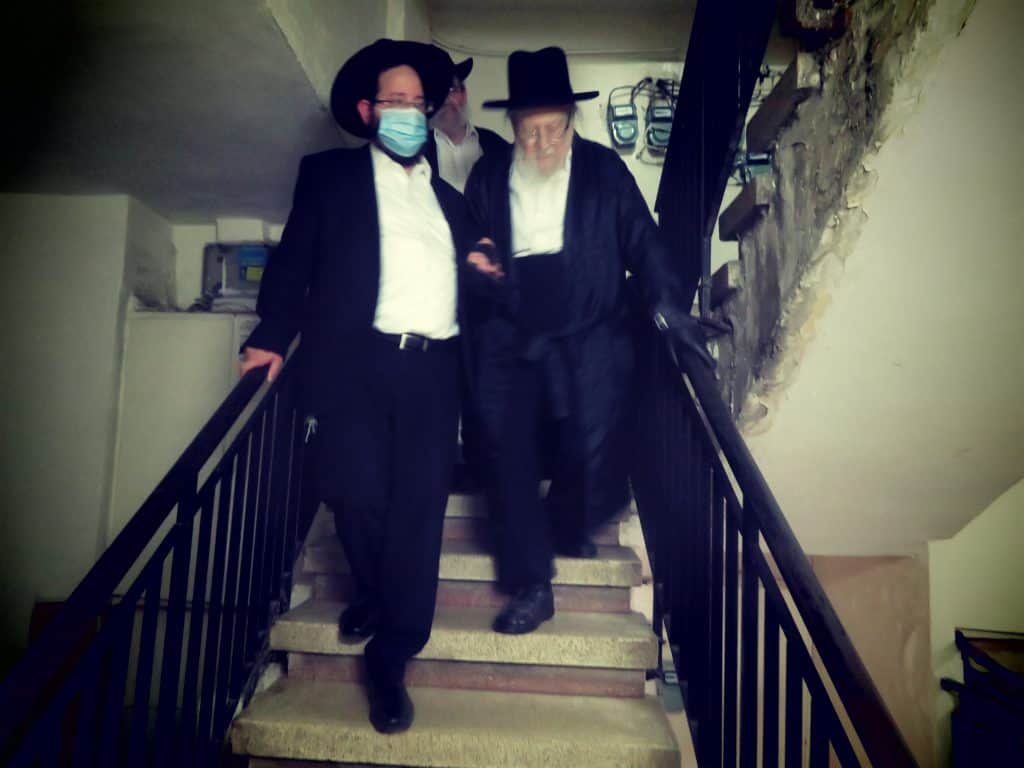 תיעוד: זקן ראש הישיבות מרן הגר"י שיינר חזר לביתו