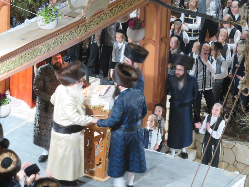 חג השבועות בצאנז: למרות חולשתו האדמו"ר יצא לתפילות חג השבועות בצאנז: למרות חולשתו האדמו"ר יצא לתפילות