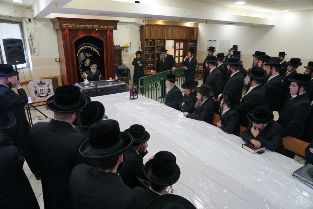 תיעוד: האדמו"ר מלויצק הגיע לטיש יארצייט בביתר