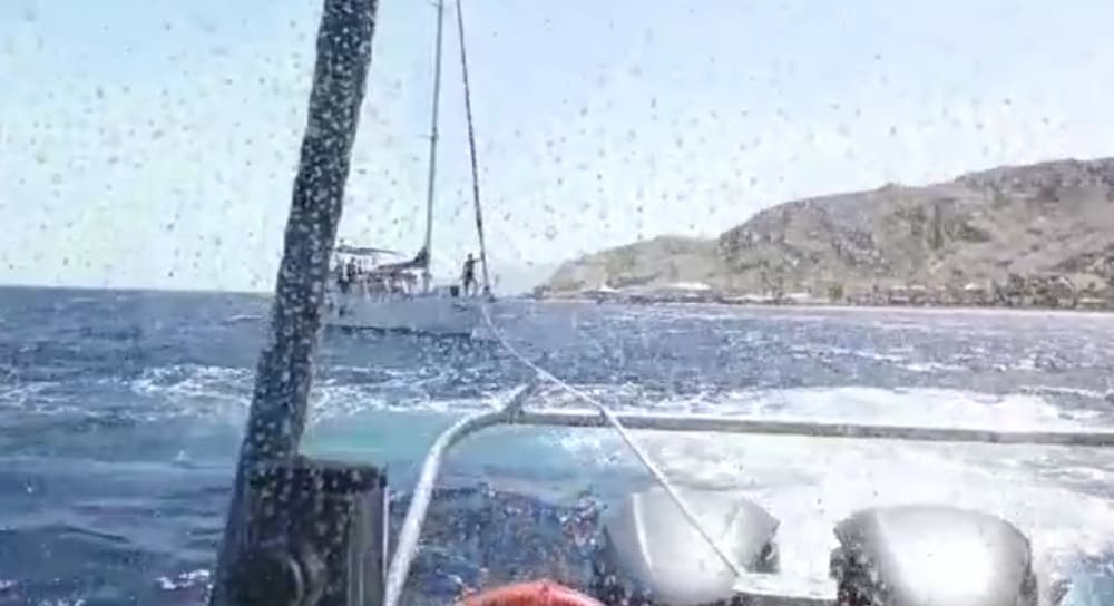 כוח שיטור ימי חילץ משפחה שנסחפה עם ספינה לחוף האלמוגים - צפו בתיעוד
