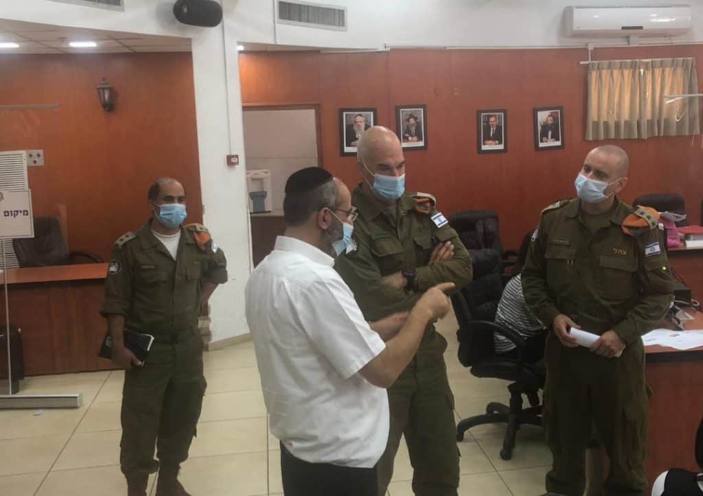 מפקד פקע"ר בסיור בבני ברק: "פיקוד העורף לצידכם"