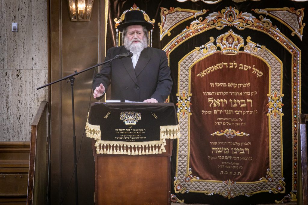 בסאטמר החליטו לתרום עשרות ספרי תורה לזכר נפטרי הקורונה • צפו בתיעוד