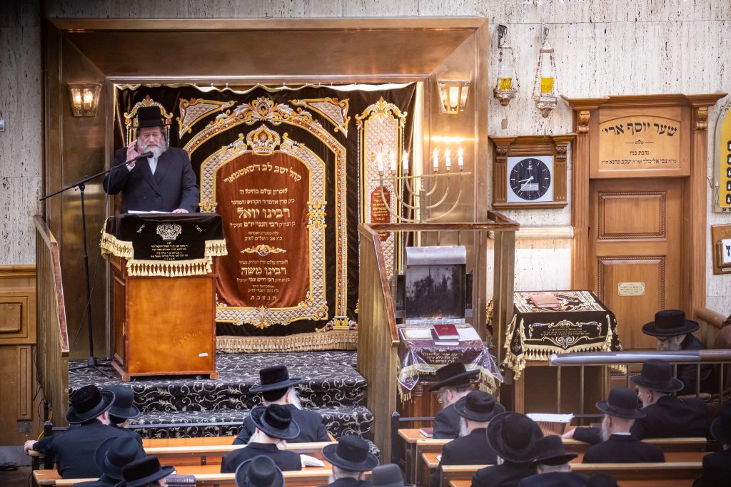 בסאטמר החליטו לתרום עשרות ספרי תורה לזכר נפטרי הקורונה • צפו בתיעוד