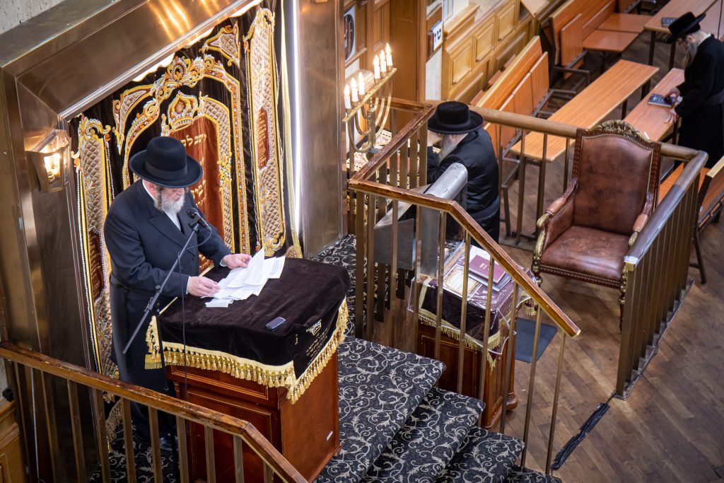 בסאטמר החליטו לתרום עשרות ספרי תורה לזכר נפטרי הקורונה • צפו בתיעוד