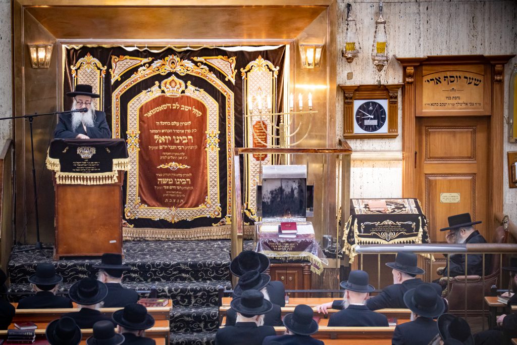 בסאטמר החליטו לתרום עשרות ספרי תורה לזכר נפטרי הקורונה • צפו בתיעוד