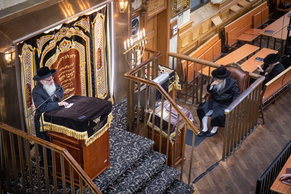 בסאטמר החליטו לתרום עשרות ספרי תורה לזכר נפטרי הקורונה • צפו בתיעוד