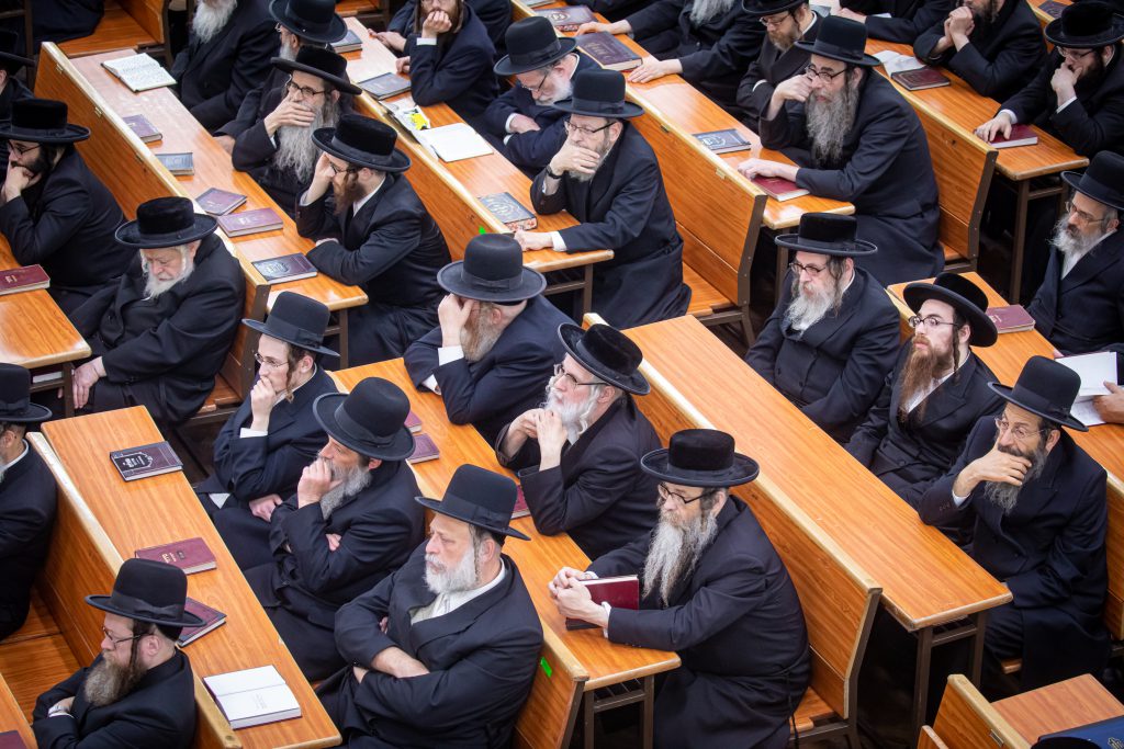 בסאטמר החליטו לתרום עשרות ספרי תורה לזכר נפטרי הקורונה • צפו בתיעוד