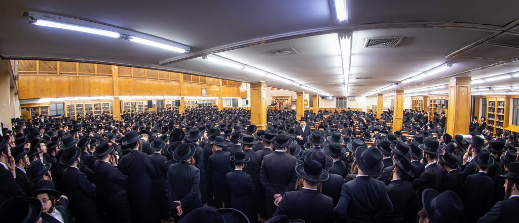 בסאטמר החליטו לתרום עשרות ספרי תורה לזכר נפטרי הקורונה • צפו בתיעוד