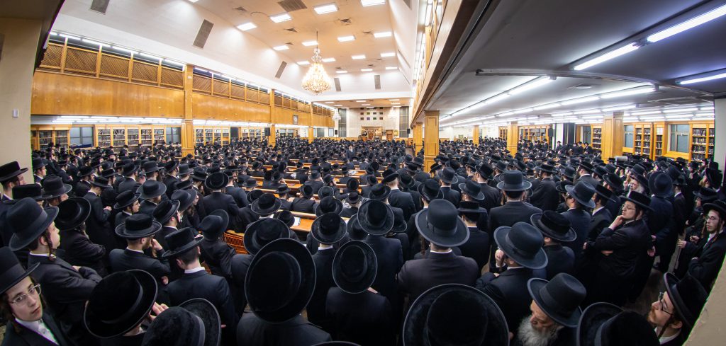 בסאטמר החליטו לתרום עשרות ספרי תורה לזכר נפטרי הקורונה • צפו בתיעוד