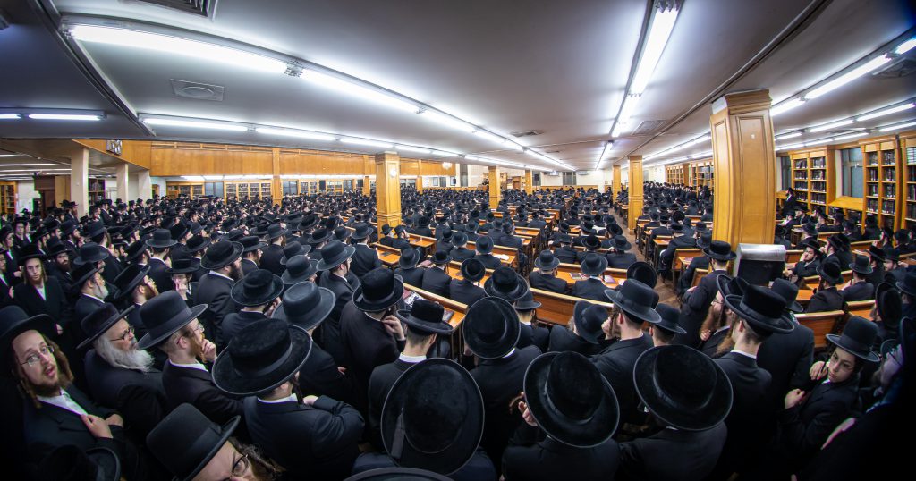 בסאטמר החליטו לתרום עשרות ספרי תורה לזכר נפטרי הקורונה • צפו בתיעוד