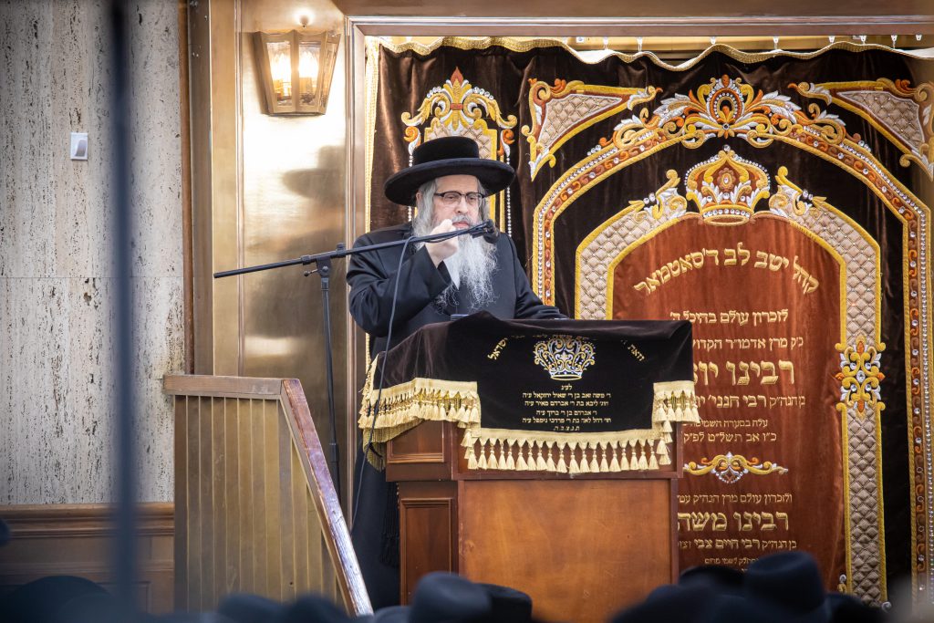 בסאטמר החליטו לתרום עשרות ספרי תורה לזכר נפטרי הקורונה • צפו בתיעוד