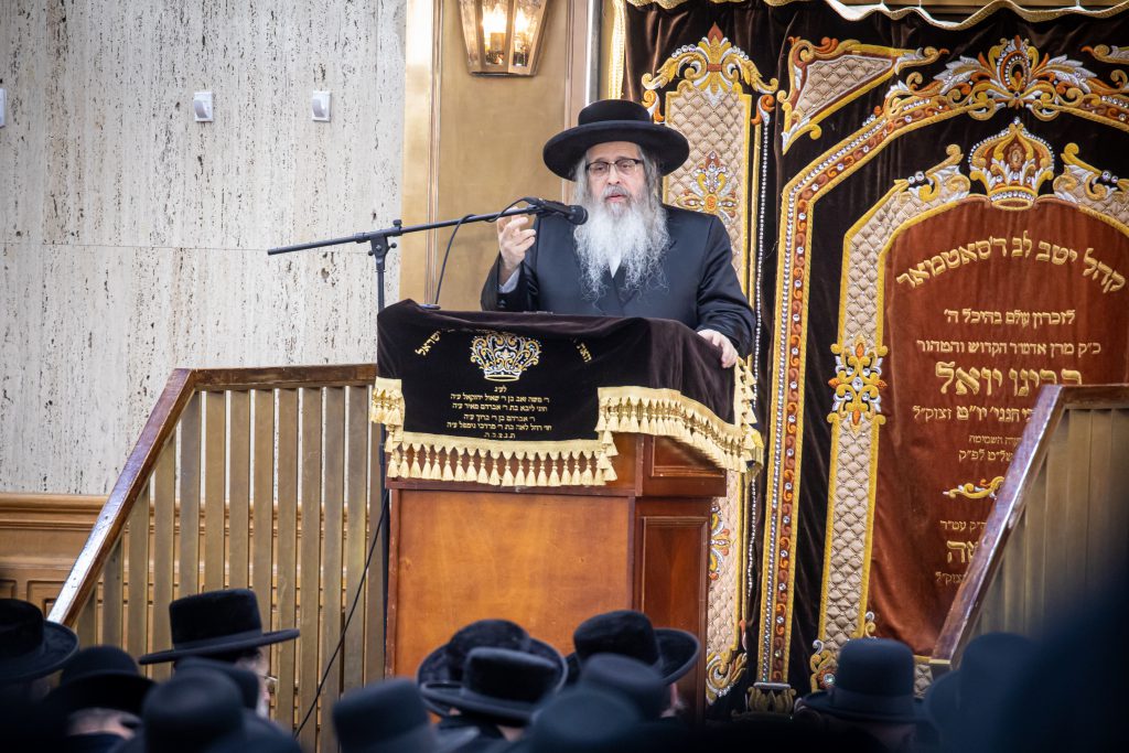 בסאטמר החליטו לתרום עשרות ספרי תורה לזכר נפטרי הקורונה • צפו בתיעוד