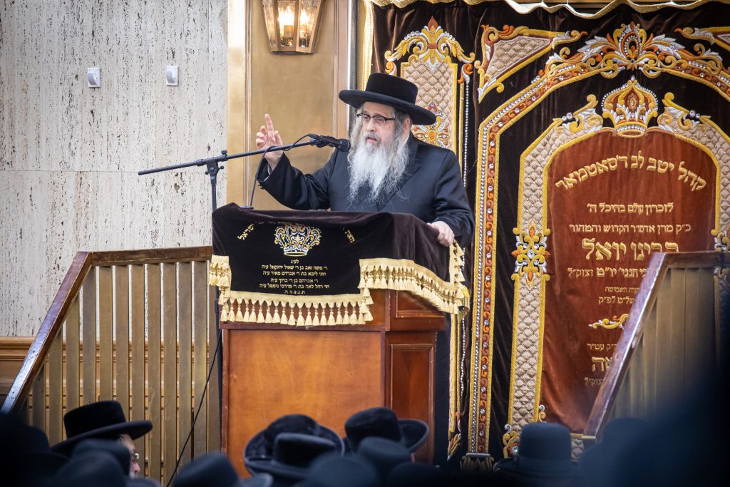 בסאטמר החליטו לתרום עשרות ספרי תורה לזכר נפטרי הקורונה • צפו בתיעוד