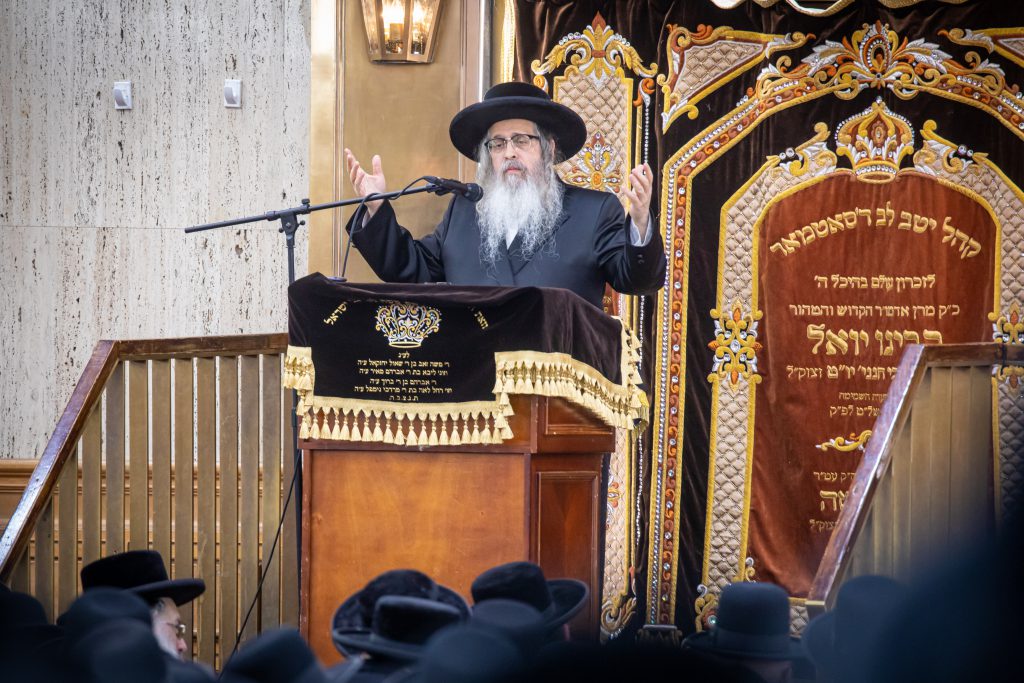 בסאטמר החליטו לתרום עשרות ספרי תורה לזכר נפטרי הקורונה • צפו בתיעוד