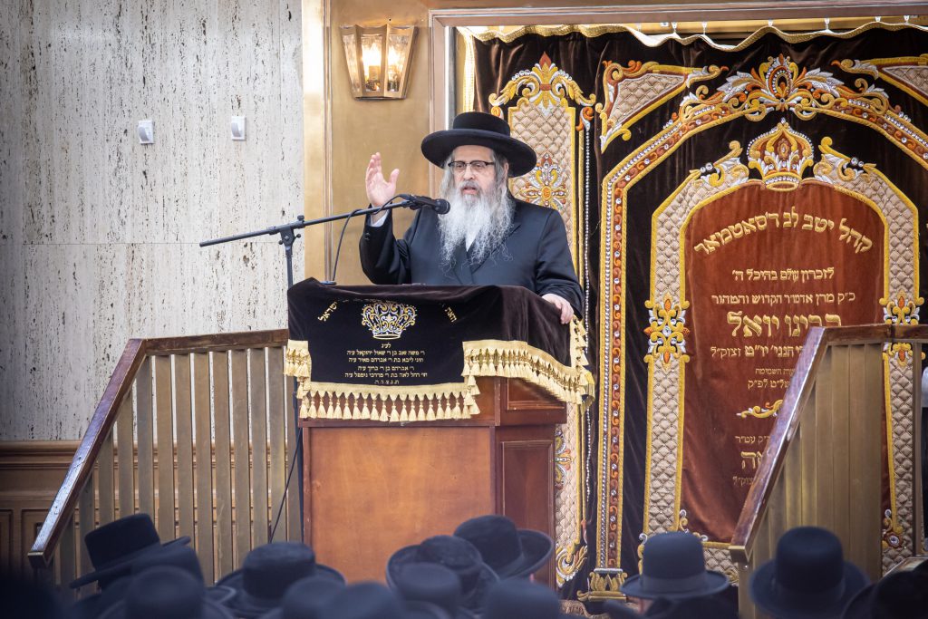 בסאטמר החליטו לתרום עשרות ספרי תורה לזכר נפטרי הקורונה • צפו בתיעוד