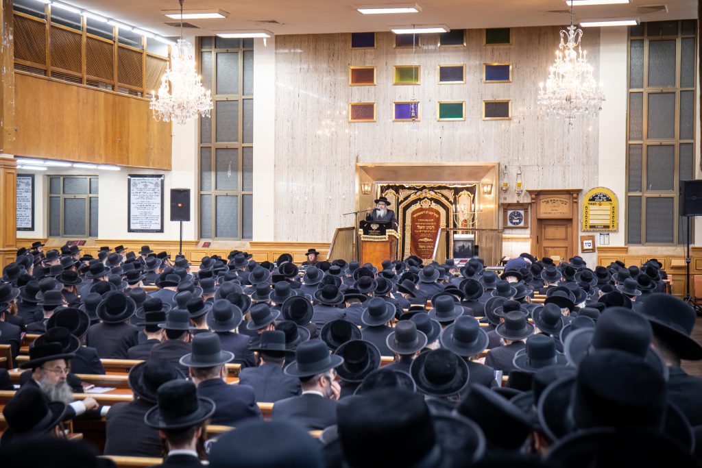 בסאטמר החליטו לתרום עשרות ספרי תורה לזכר נפטרי הקורונה • צפו בתיעוד